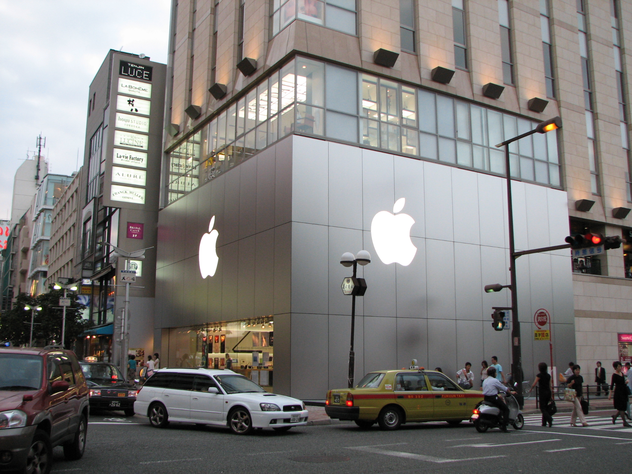 Japan Apple Stores serve as rallying point after massive quake