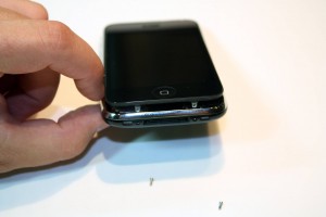 iphone-3g-s-bottom-screw-removal11
