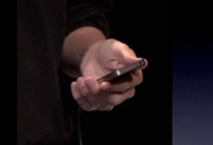 steve-jobs-holding-iphone4